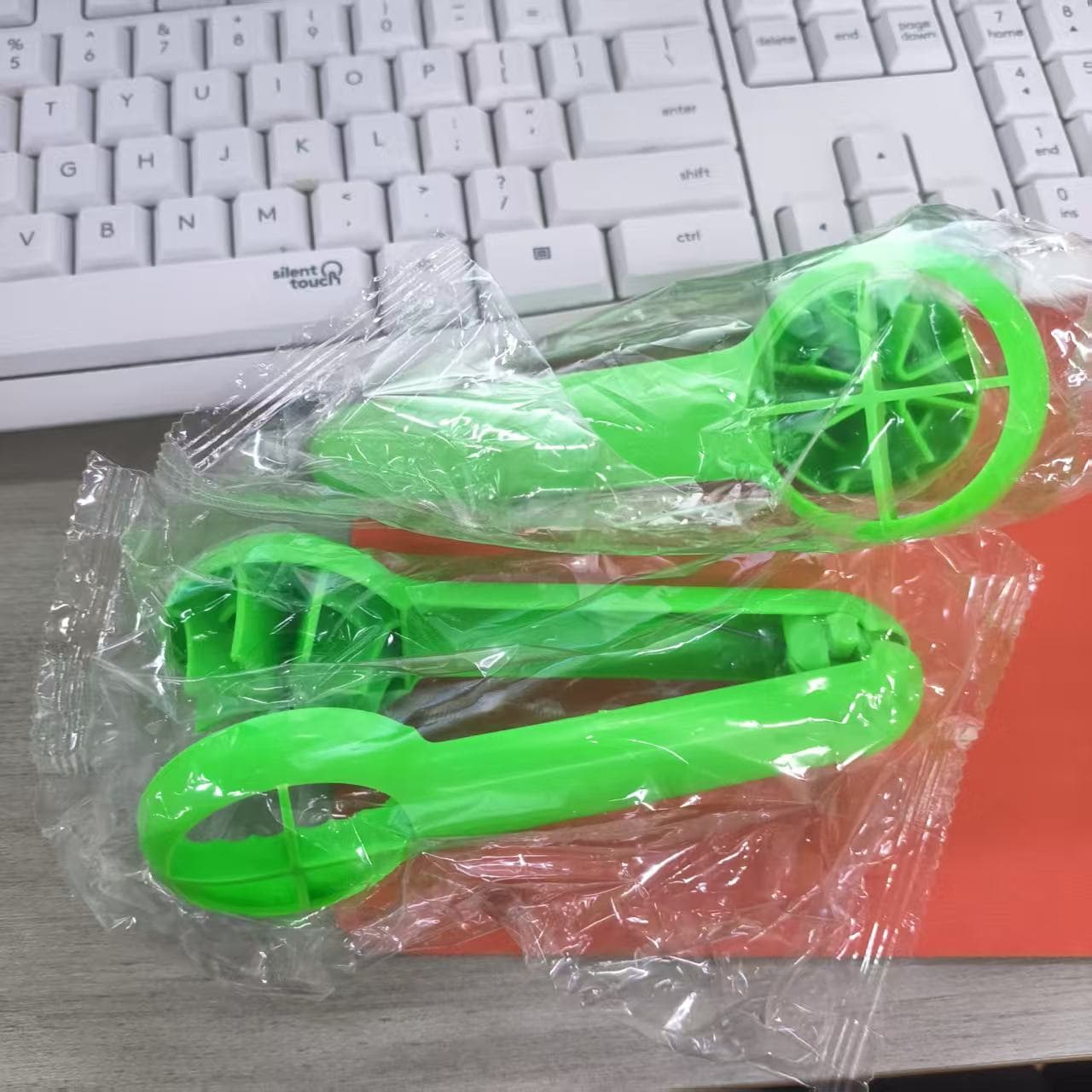 ReignSword 2 Pcs Grape Cutter Slicer, Plastic Cherry Tomato & Strawberry Quarter Cutter, Quick Fruit Slicing Tool for Salads, Kitchen Gadget for Small Fruits (Green) - 1